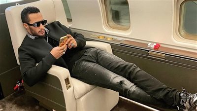 من الطائرة.. محمد رمضان: مفيش وقت للنوم