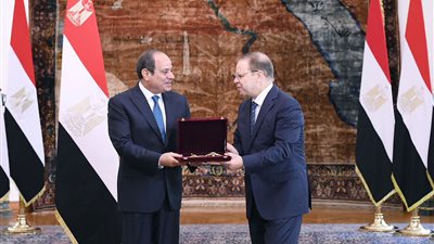 السيسي يمنح وسام الجمهورية من الطبقة الأولى للمستشار حمادة الصاوي