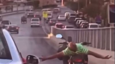 ضبط مرتكبي الواقعة.. الداخلية تكشف ملابسات فيديو لقائد دراجة نارية يقوم بحركات إستعراضية