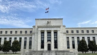 بعد زيادة 10 مرات متتالية.. الفيدرالي الأمريكي يقرر تثبيت سعر الفائدة