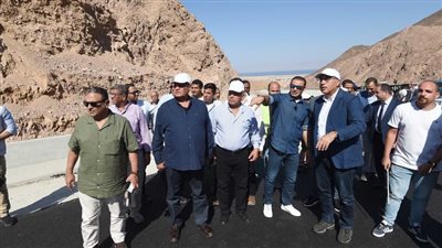 رئيس الوزراء يتفقد أعمال تطوير ورفع كفاءة طريق دهب-نويبع