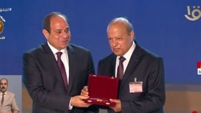 الرئيس السيسي يكرم عددا من العلماء والأئمة والقراء خلال احتفالية المولد