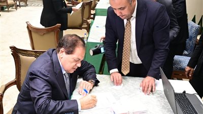 أبو العينين يوقع على نموذج تزكية 