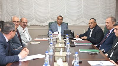 وزير الانتاج الحربي يبحث موقف العقود الخاصة بعدد من المشروعات