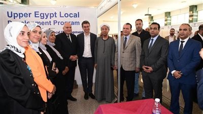 آمنة يتلقى تقريراً حول زيارة المدير الإقليمي للبنك الدولي لمحافظة قنا لمتابعة أنشطة برنامج التنمية المحلية بصعيد مصر