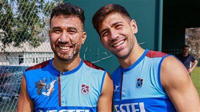 على طريقتهم الخاصة.. لاعبو طرابزون سبور يحتفلون بعيد ميلاد محمود تريزيجيه 