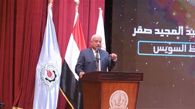 محافظ السويس يشهد حفل تخرج شعبة اللغة الإنجليزية بكلية التجارة