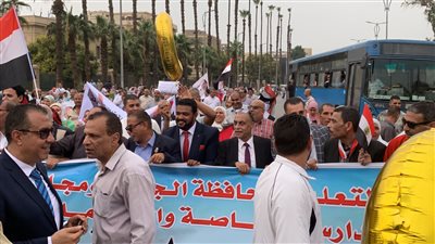 بالصور.. حشود ضخمة بإدارات تعليم الجيزة تجوب المحافظة لمطالبة الرئيس السيسي بالترشح لفترة رئاسية جديدة