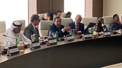 وزير البترول يشارك في جلسة حوارية مغلقة تحت عنوان 