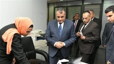 وزير الانتاج الحربى يجرى زيارة تفقدية مفاجئة لمركز التميز العلمى والتكنولوجى