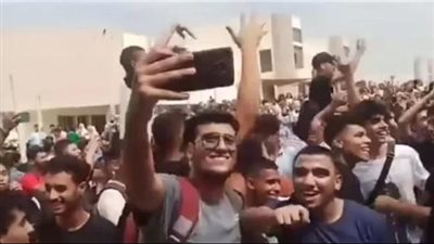 ما تعلقيك؟.. طلاب جامعة حلوان يرقصون على 