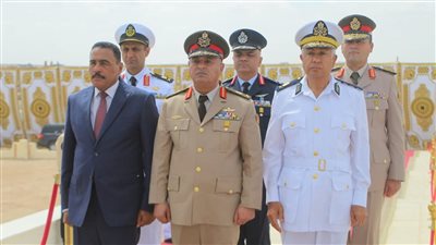 وزير الدفاع ينيب قادة الجيوش الميدانية والمناطق العسكرية لوضع أكاليل الزهور على النصب التذكارى للجندى المجهول