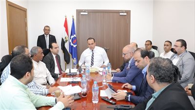 رئيس هيئة الرعاية الصحية يتفقد التشغيل التجريبي لمجمع السويس الطبي ويعقد اجتماعًا مع قيادات فرع الهيئة بالسويس