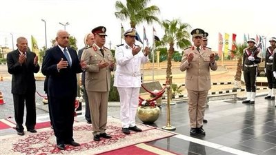 قيادات السويس تضع أكاليل الزهورعلى النصب التذكاري للجندي المجهول