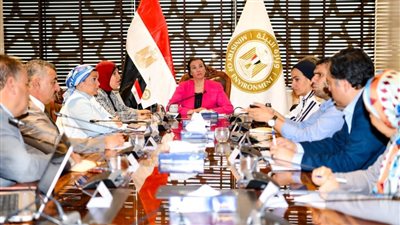 وزيرة البيئة تعقد إجتماعًا مع قيادات الوزارة لتقييم الوضع الراهن والتحديات التي تواجه العمل بمحافظات المنظومة