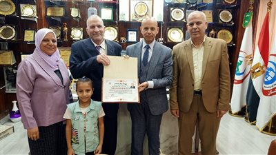 وكيل وزارة الصحة بالشرقية يكرم رئيس قسم التقارير السرية بالمديرية لبلوغه سن المعاش