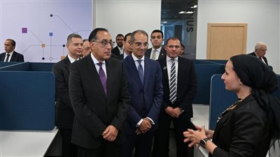 رئيس الوزراء يزور شركة سايتك الرائدة في تطوير الأجهزة والبرامج المدمجة لصناعة السيارات