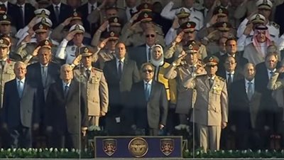 الطلاب منحوا السيسي هدية.. مشاهد من حفل تخرج الكلية الحربية 2023