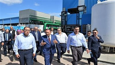 رئيس الوزراء يتفقد مصنع 