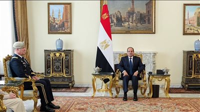 الرئيس السيسي يستقبل قائد القيادة المركزية الأمريكية