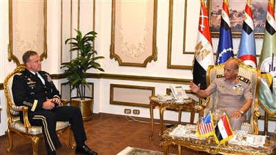 وزير الدفاع والإنتاج الحربى يلتقي قائد القيادة المركزية الأمريكية