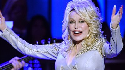 دوللي بارتون.. فنانة تنام بالمكياج.. ورواد السوشيال: 