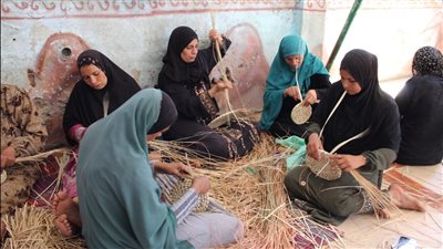 ابتكار خانة تطلق مشروعًا تدريبيًا لحماية حرفة الخوص من الاندثار (صور)