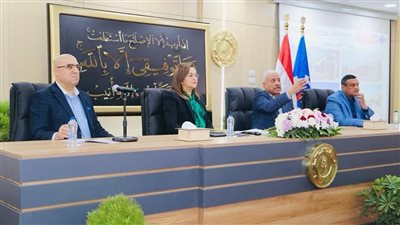محافظ السويس يعرض الرؤية التنموية والخدمية للمحافظة بحضور3 وزراء