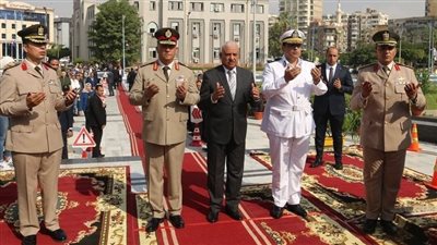 قيادات السويس تضع أكاليل الزهورعلى النصب التذكاري بمناسبة عيد المحافظة القومي