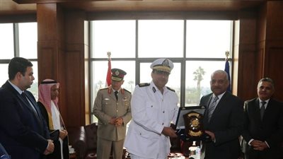 محافظ السويس يتبادل التهاني مع قيادات المحافظة بمناسبة عيد المدينة القومي