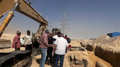 رئيس مدينة السويس تتابع أعمال إحلال جزء من خط المياه بعتاقة