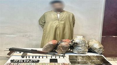 بقصد الإتجار.. ضبط عاطل وبحوزته سلاح نارى وكمية من المواد المخدرة 
