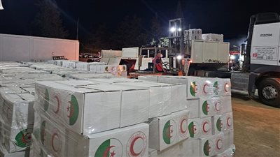 انطلاق أولى المساعدات الجزائرية للشعب الفلسطينى نحو مطار العريش