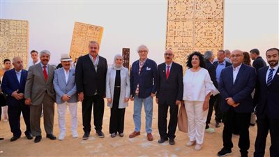 فاروق حسني فى زيارة  لمتاهة راشد بن خليفة بين الماضي والحاضر 