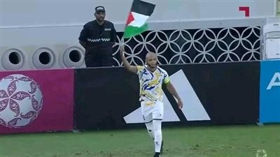 الجزائري ياسين براهيمي يحتفل بعلم فلسطين بعد تسجيله هدفين في الدوري القطري
