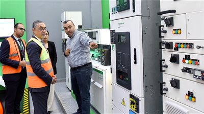 رئيس الهيئة العامة للاستثمار يتفقد توسعات مصنع شنايدر إلكتريك بمدينة بدر
