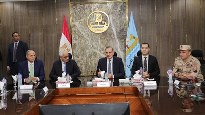 وزير التعليم ومحافظ كفر الشيخ يعقدان اجتماعا مع القيادات ومديري الإدارات التعليمية بالمحافظة 