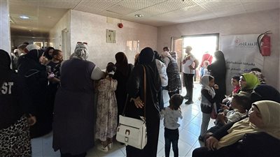 الكشف على أكثر من 300 حالة  مجانية بالقافلة الطبية لصحة السويس وتصنيع البترول