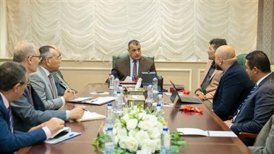 وزير الدولة للإنتاج الحربي يستقبل ممثلي شركة 