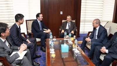 شاكر يشهد توقيع اتفاقية تمديد عقد إعادة تأهيل وتطوير ورفع كفاءة محطتي كهرباء سيدي كرير والعطف