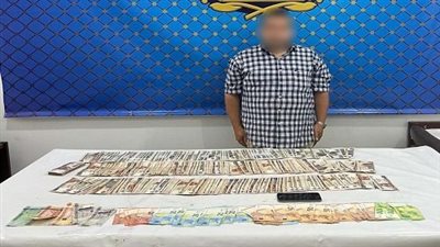 بحيازة عملات أجنبية ومحلية.. ضبط شخص لقيامه بالإتجار في النقد الأجنبي 