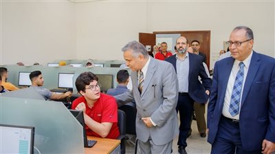 رئيس جامعة السويس يتابع إمتحانات المرحلة لكلية الطب البشري
