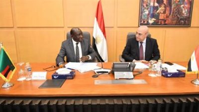 وزير الإسكان يعرض على نظيره الزامبى تجربة مصر فى مجال إسكان محدودى الدخل