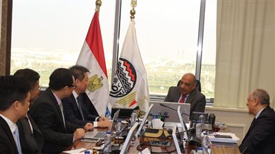 وزير قطاع الأعمال يبحث مع مجموعة 