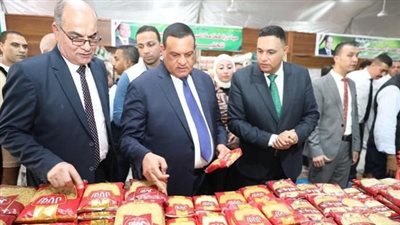 وزير التنمية المحلية ومحافظ الدقهلية يتفقدان معرض بيع السلع والمواد الغذائية بأسعار مخفضة 