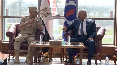 محافظ السويس يستقبل قائد قوات الدفاع الشعبي والعسكري