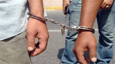 بسبب سرقة موبايل.. ضبط شخصين بتهمة احتجاز شخص وطفل والتعدى عليهما بالضرب