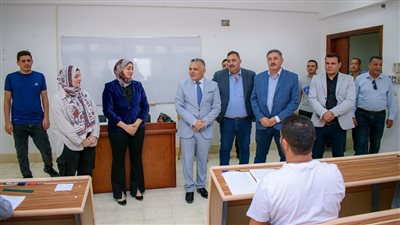 رئيس جامعة السويس يتفقد إختبارات تأهيلي الدكتوراه بكلية التربية