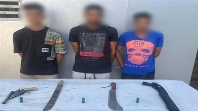 بدون ترخيص.. ضبط 3 أشخاص بالقاهرة وبحوزتهم أسلحة نارية وبيضاء 