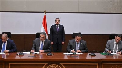 رئيس الوزراء يشهد توقيع 3 اتفاقات إطارية مُلزمة لبدء تجميع السيارات محليًا